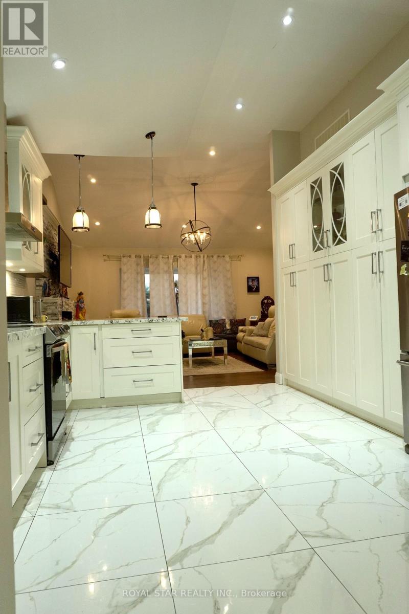 Photo 10 of 27 Matlock Avenue, Mississauga ON