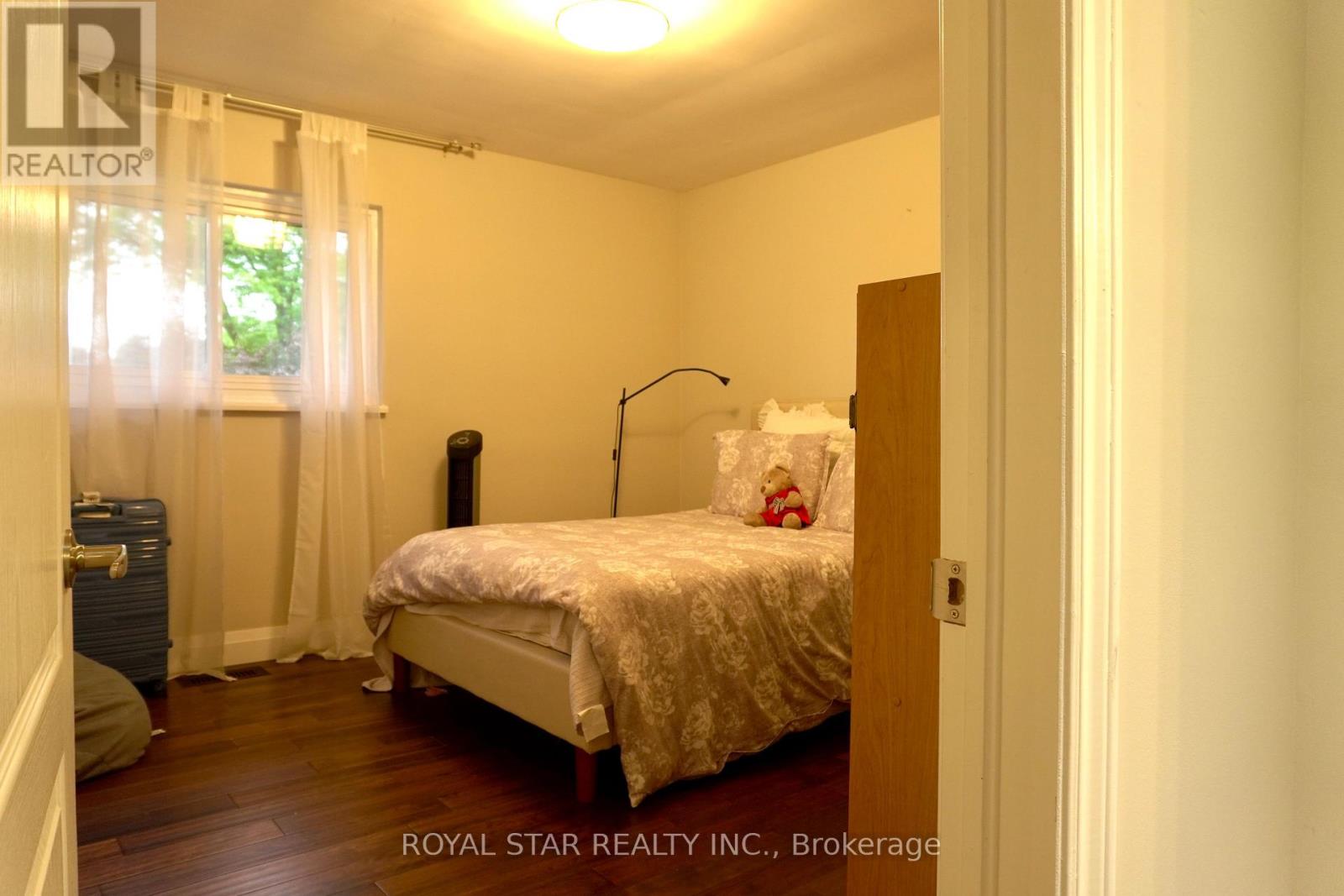 Photo 17 of 27 Matlock Avenue, Mississauga ON