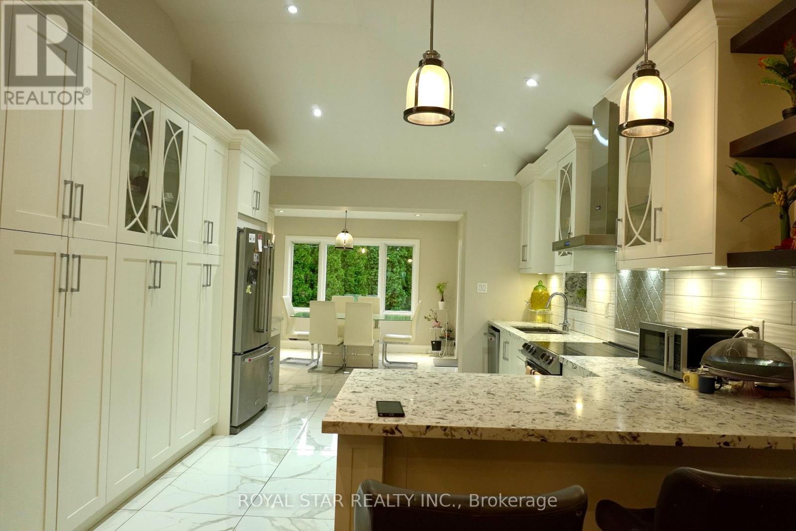 Photo 11 of 27 Matlock Avenue, Mississauga ON