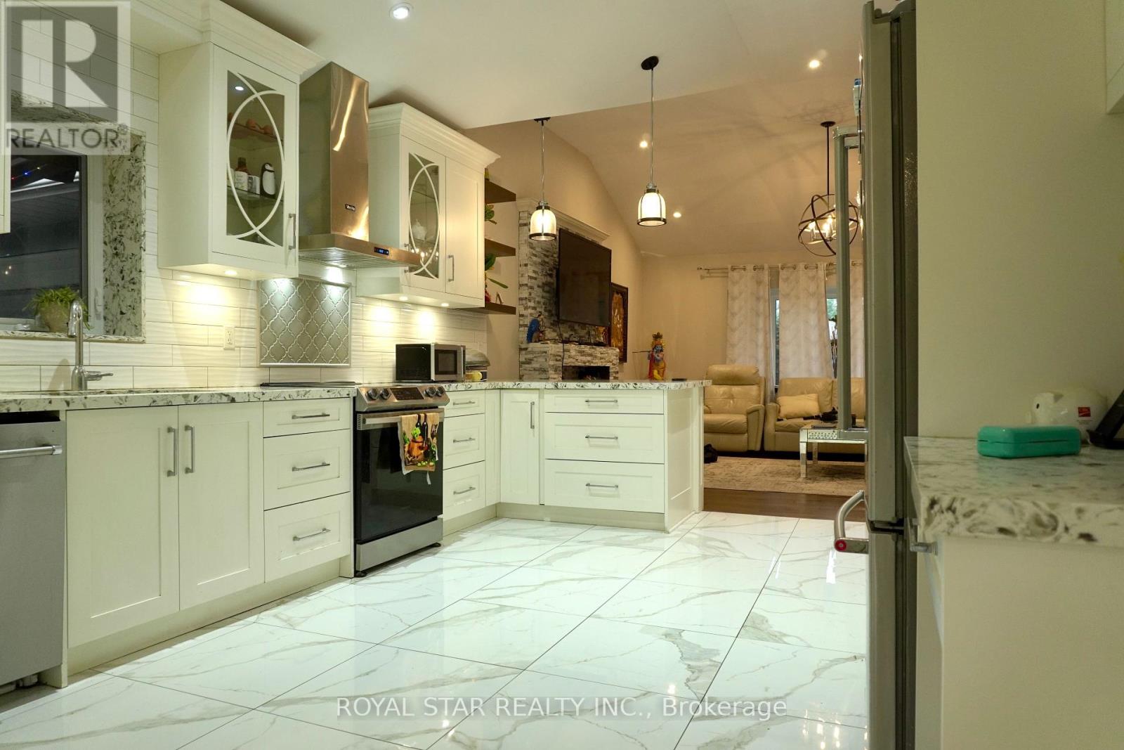 Photo 13 of 27 Matlock Avenue, Mississauga ON