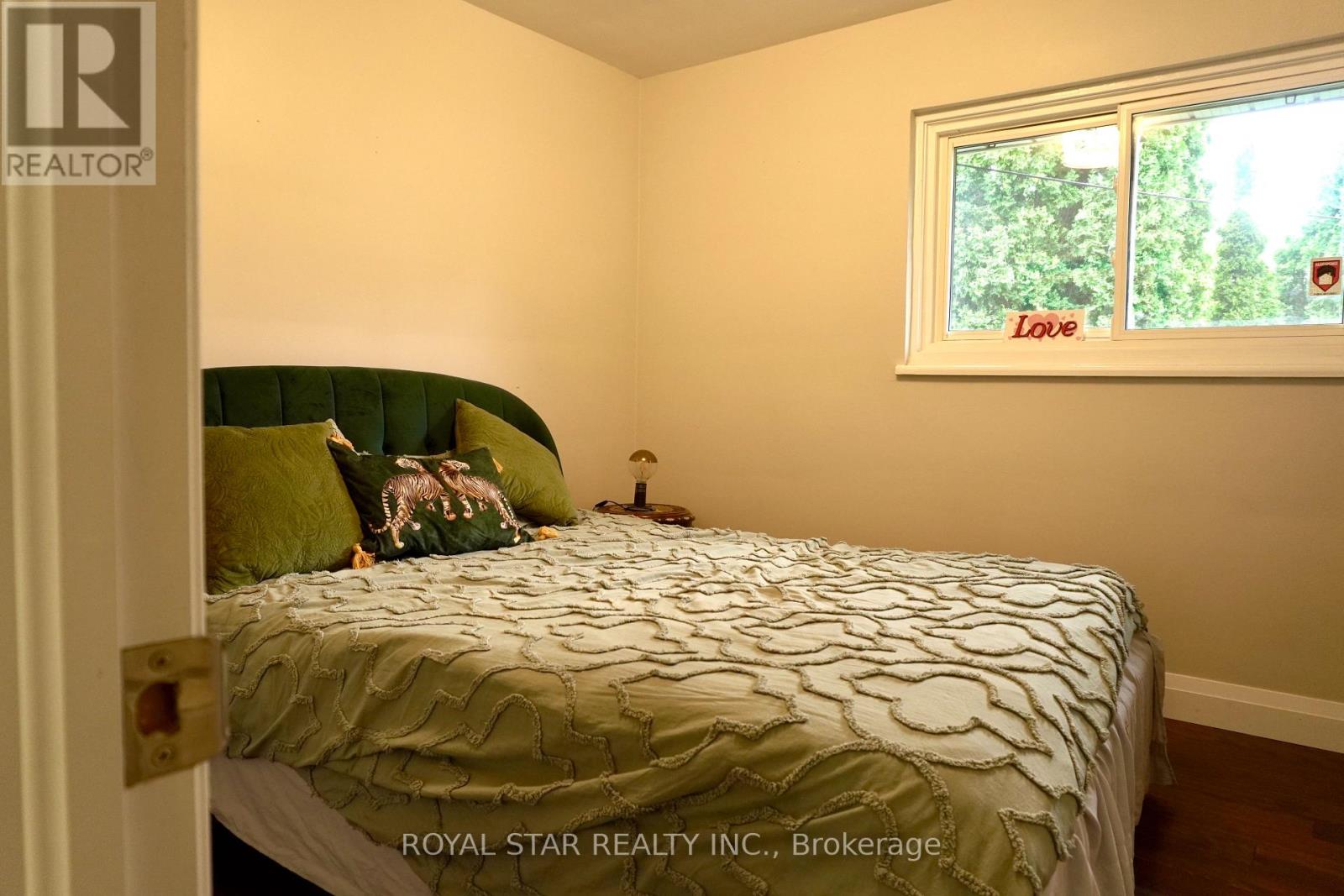 Photo 16 of 27 Matlock Avenue, Mississauga ON