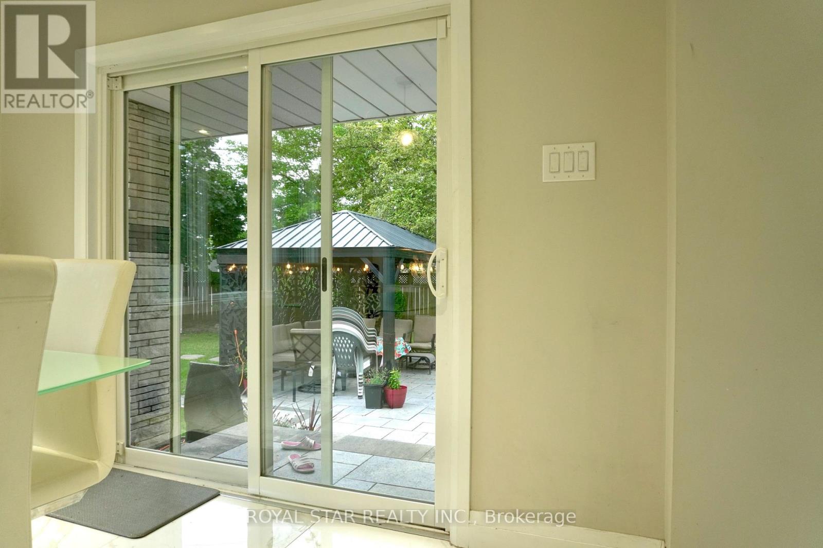 Photo 14 of 27 Matlock Avenue, Mississauga ON