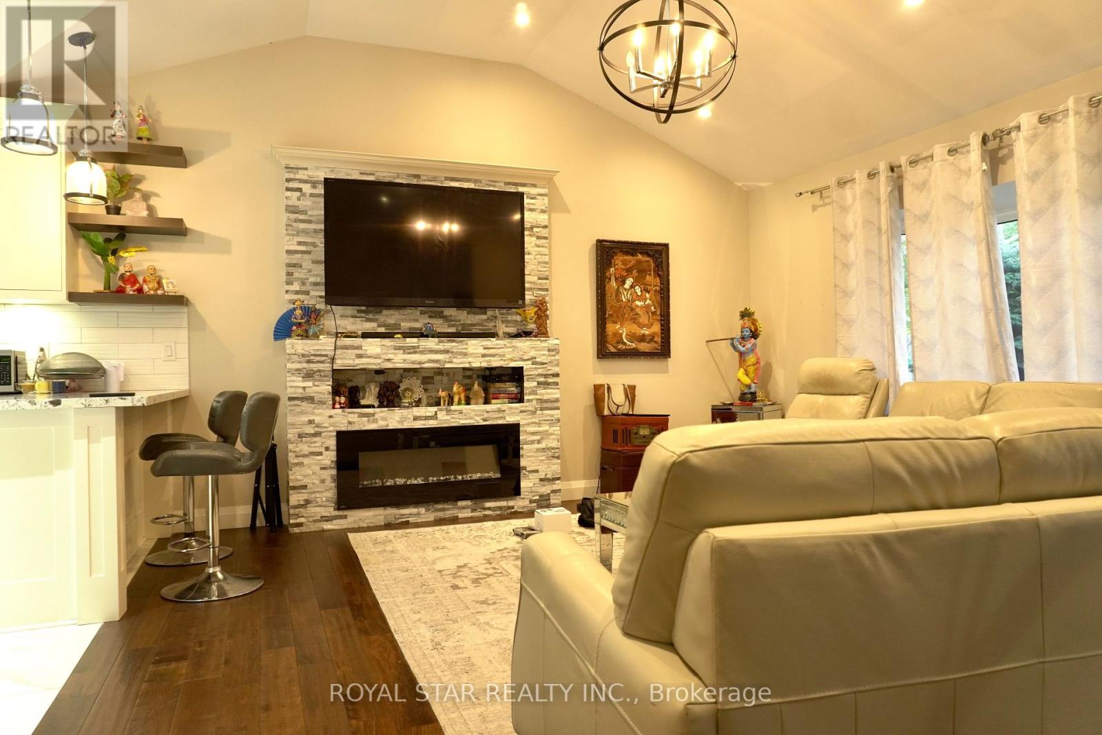 Photo 6 of 27 Matlock Avenue, Mississauga ON