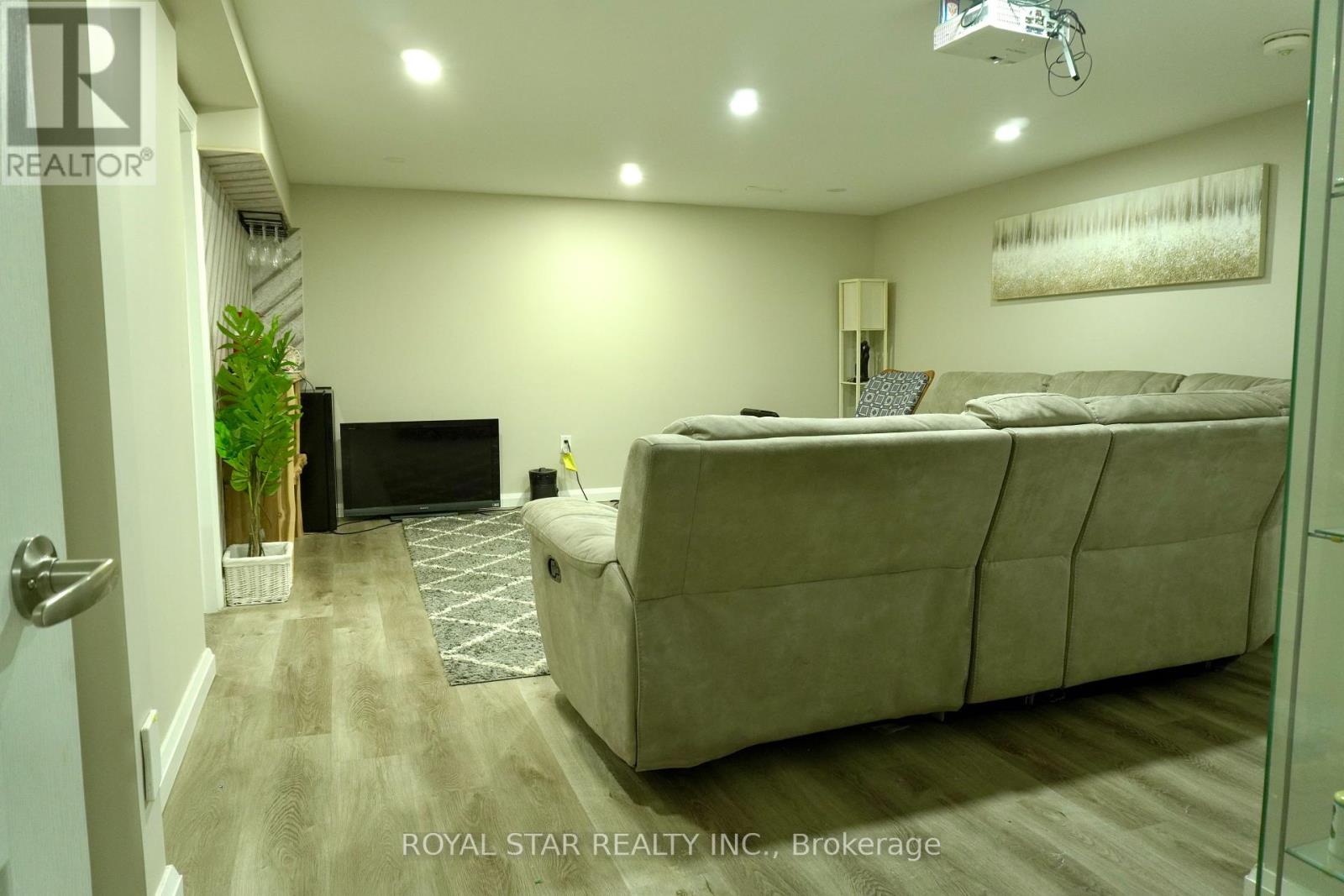 Photo 19 of 27 Matlock Avenue, Mississauga ON