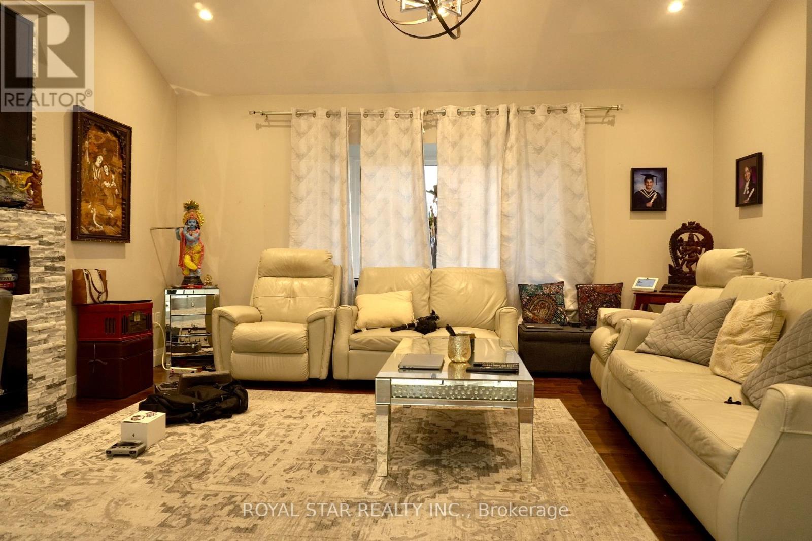 Photo 7 of 27 Matlock Avenue, Mississauga ON