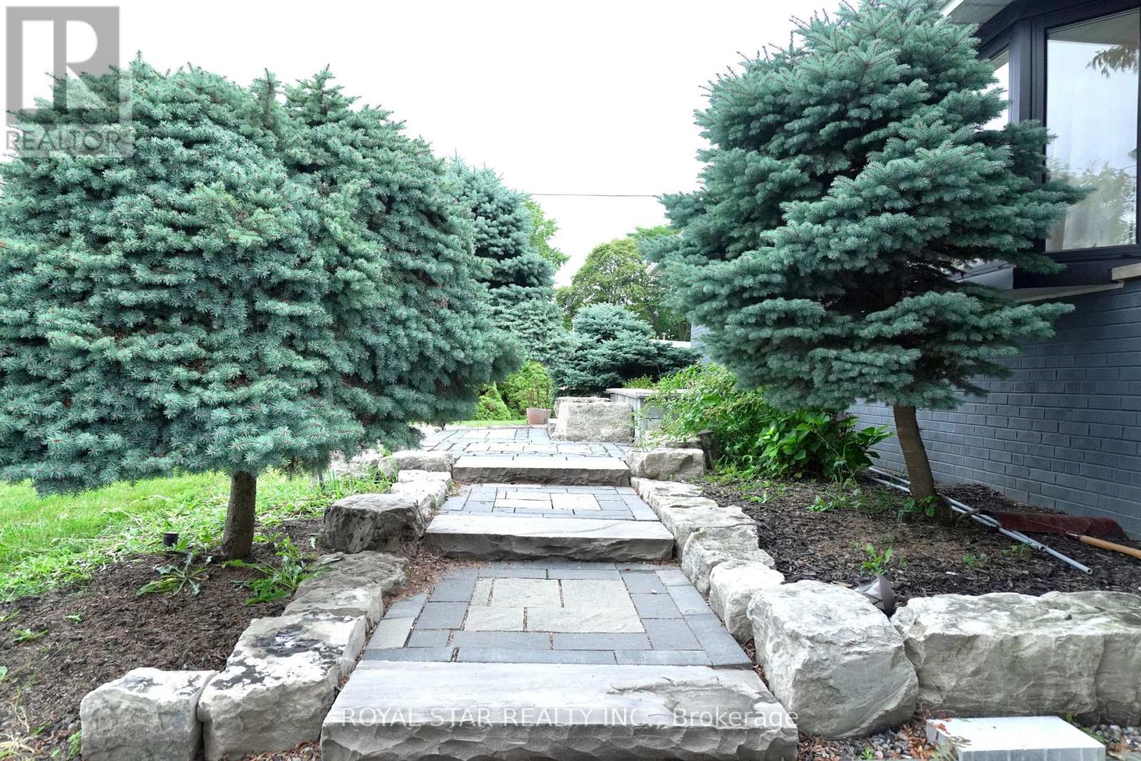 Photo 3 of 27 Matlock Avenue, Mississauga ON