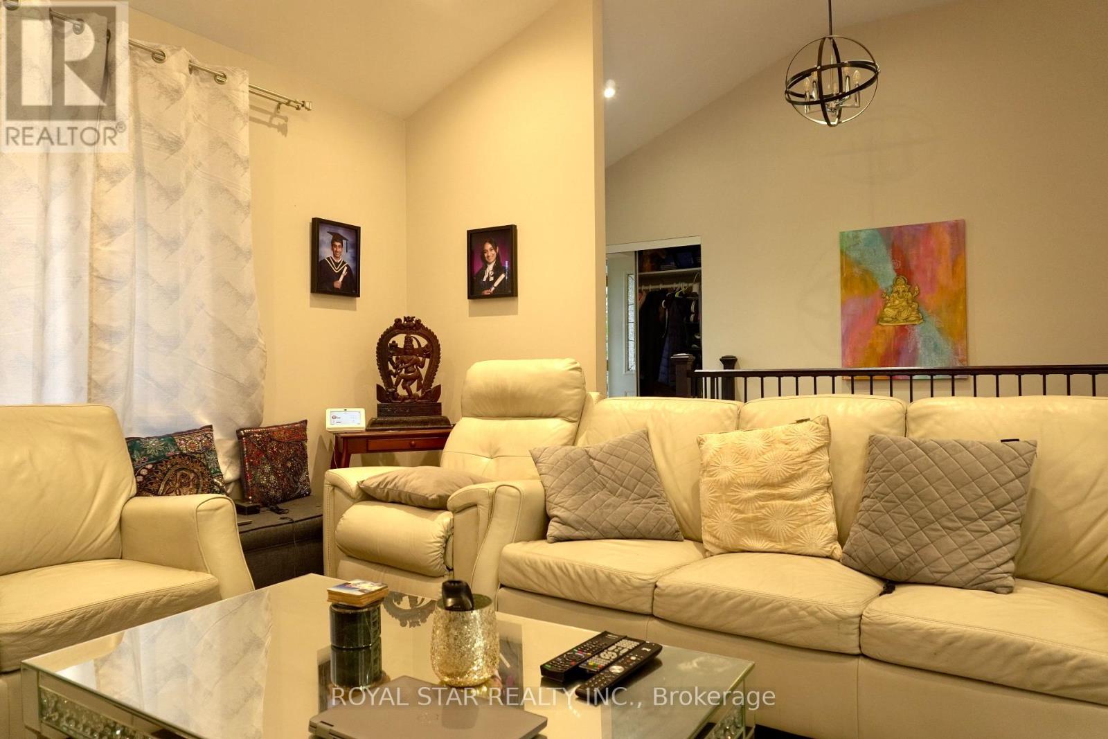 Photo 8 of 27 Matlock Avenue, Mississauga ON