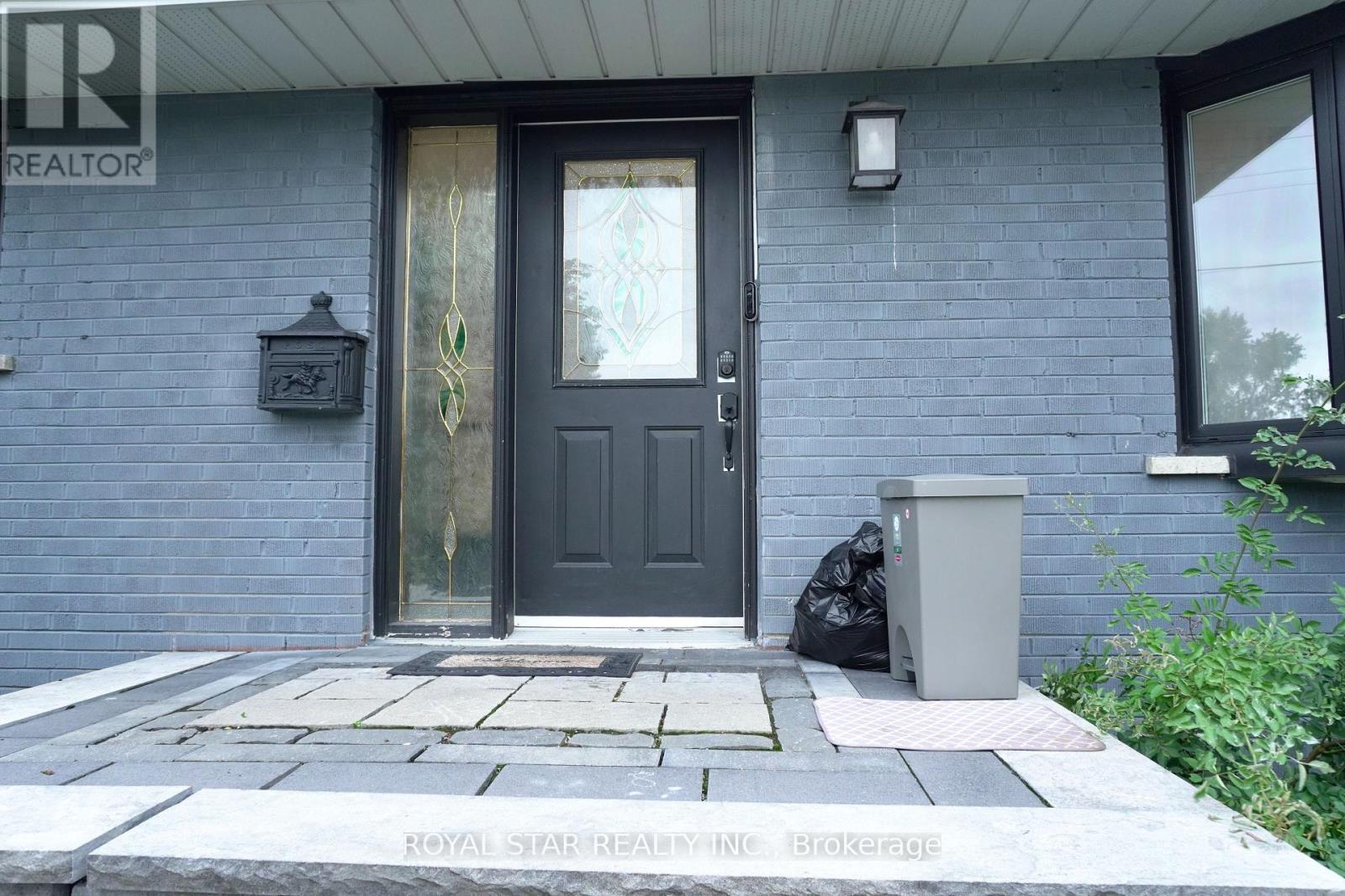 Photo 4 of 27 Matlock Avenue, Mississauga ON
