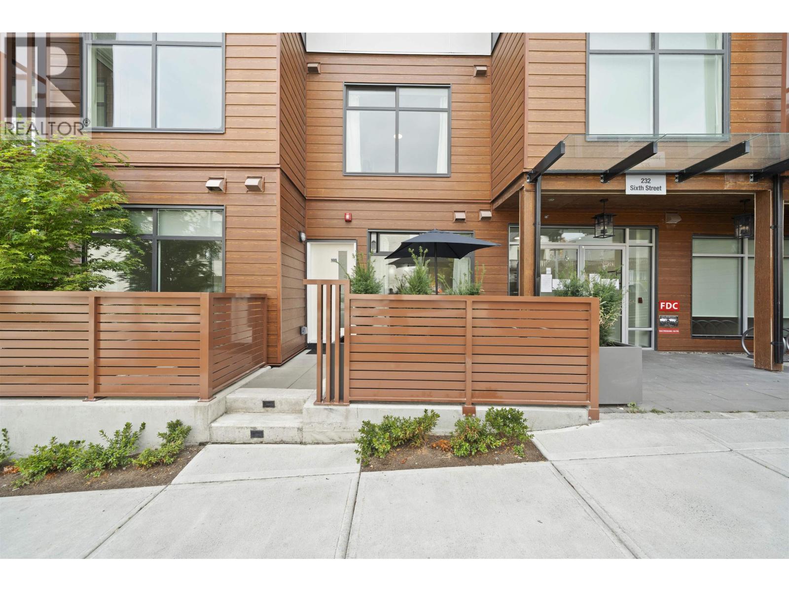 Photo 4 of 103 232 Sixth Street, New Westminster BC