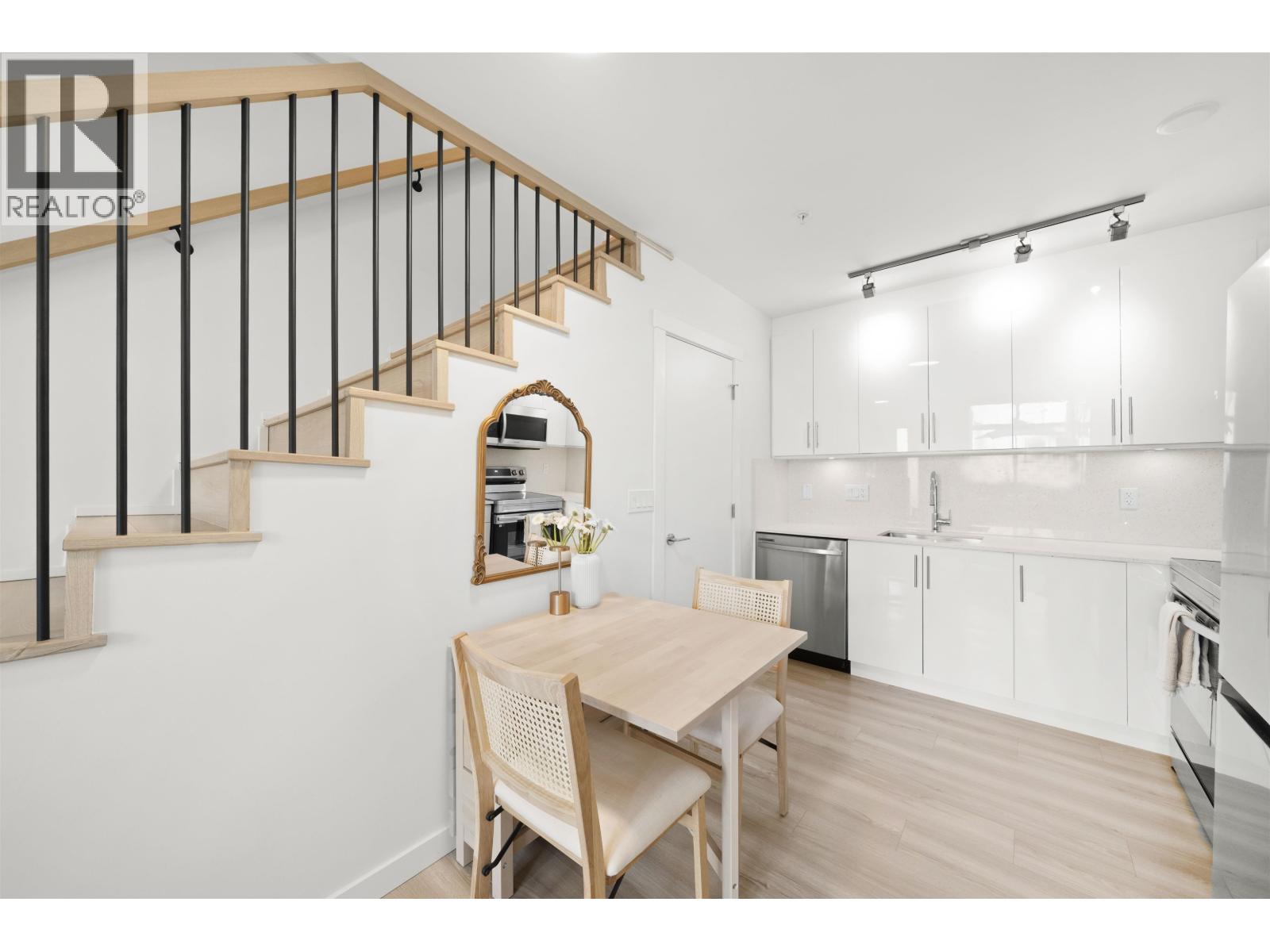 Photo 5 of 103 232 Sixth Street, New Westminster BC