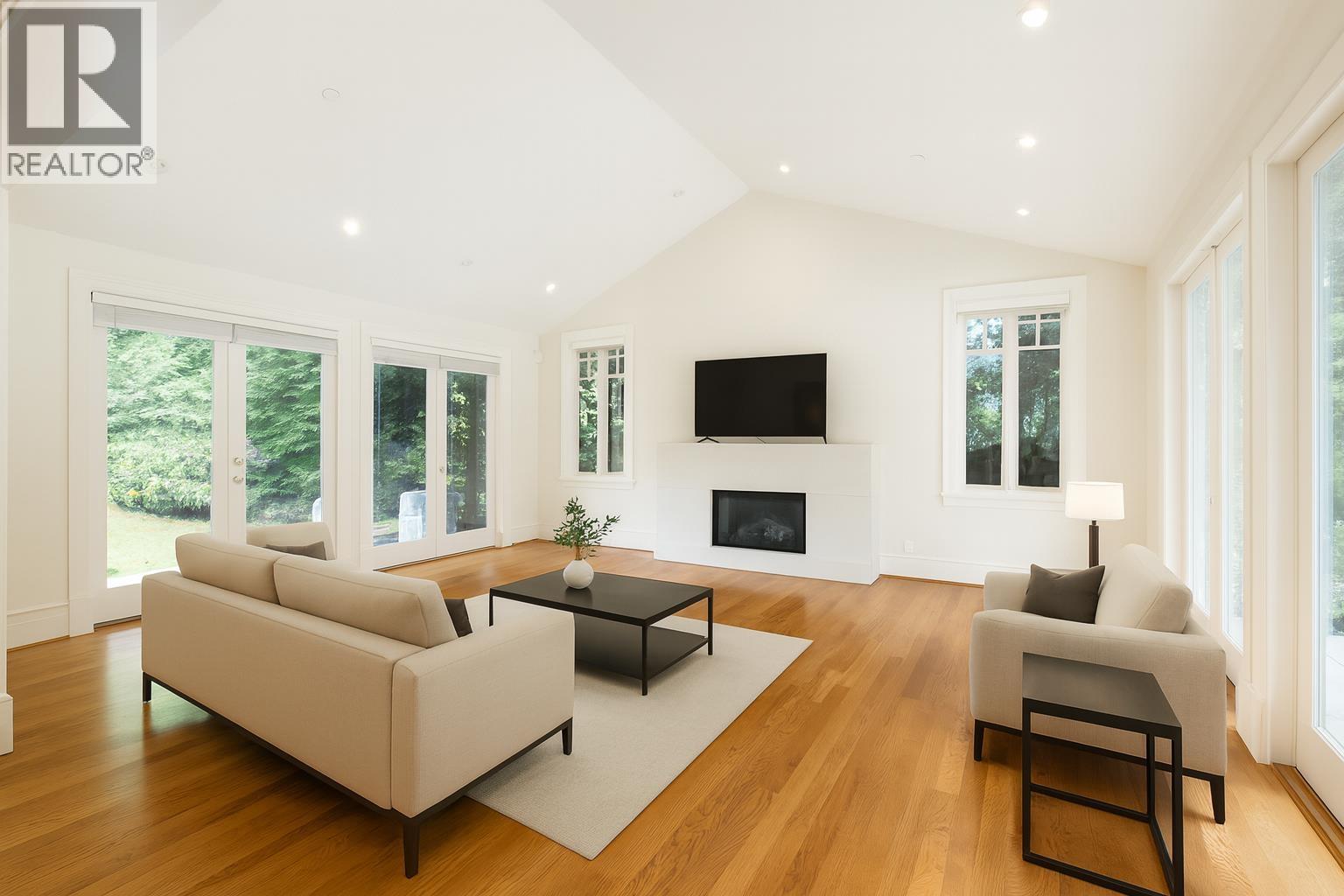 Photo 4 of 920 Pyrford Road, West Vancouver BC