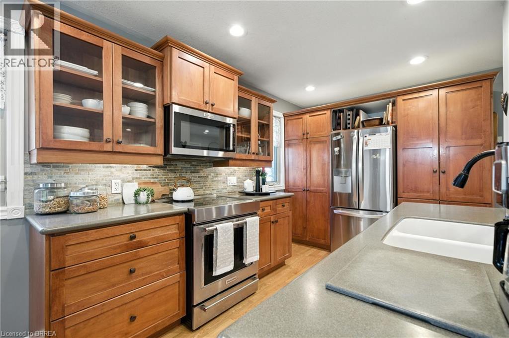 Photo 8 of 28 Macpherson Drive, Paris ON