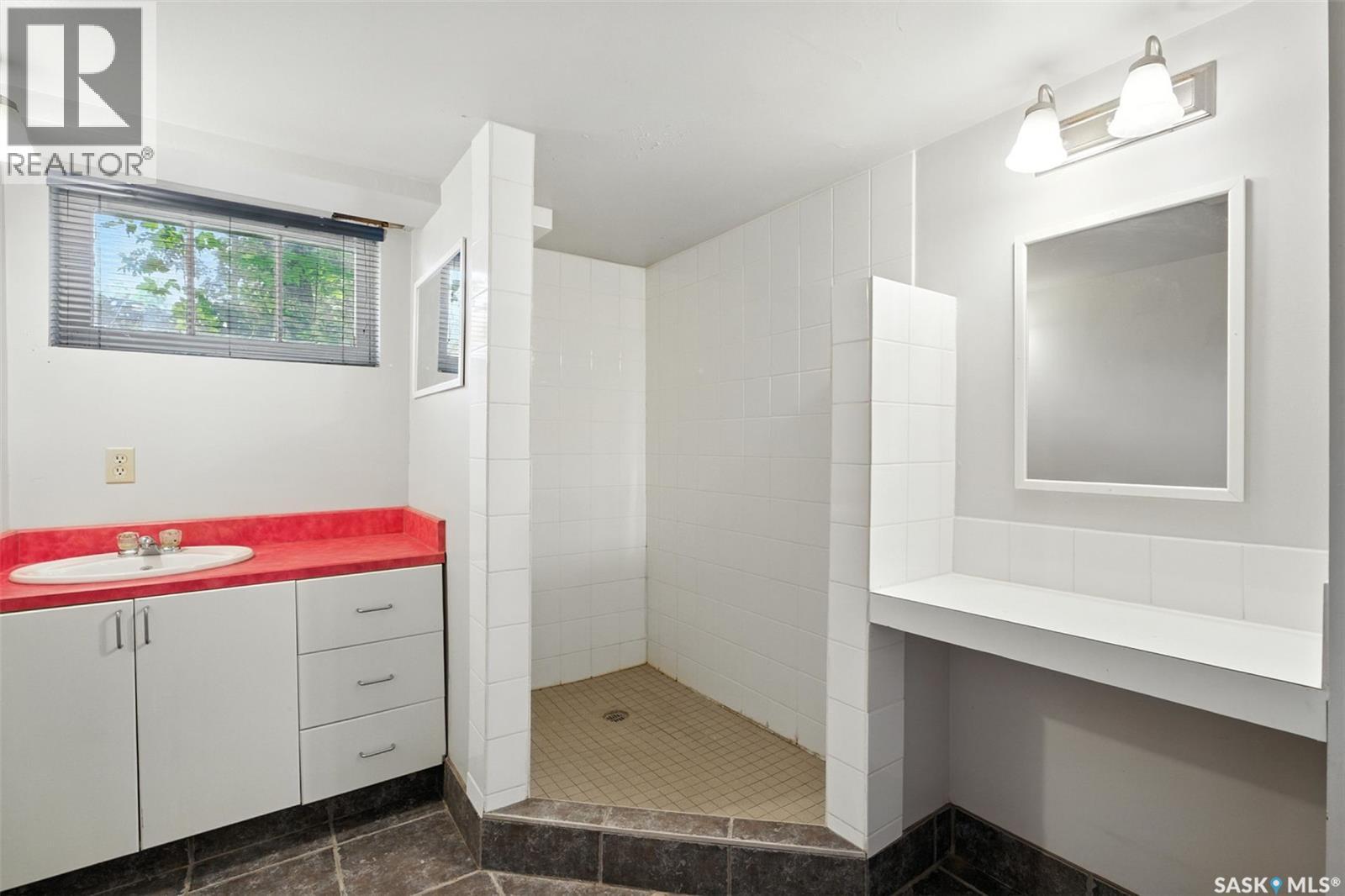 Photo 4 of 1020 Eastlake Avenue, Saskatoon SK