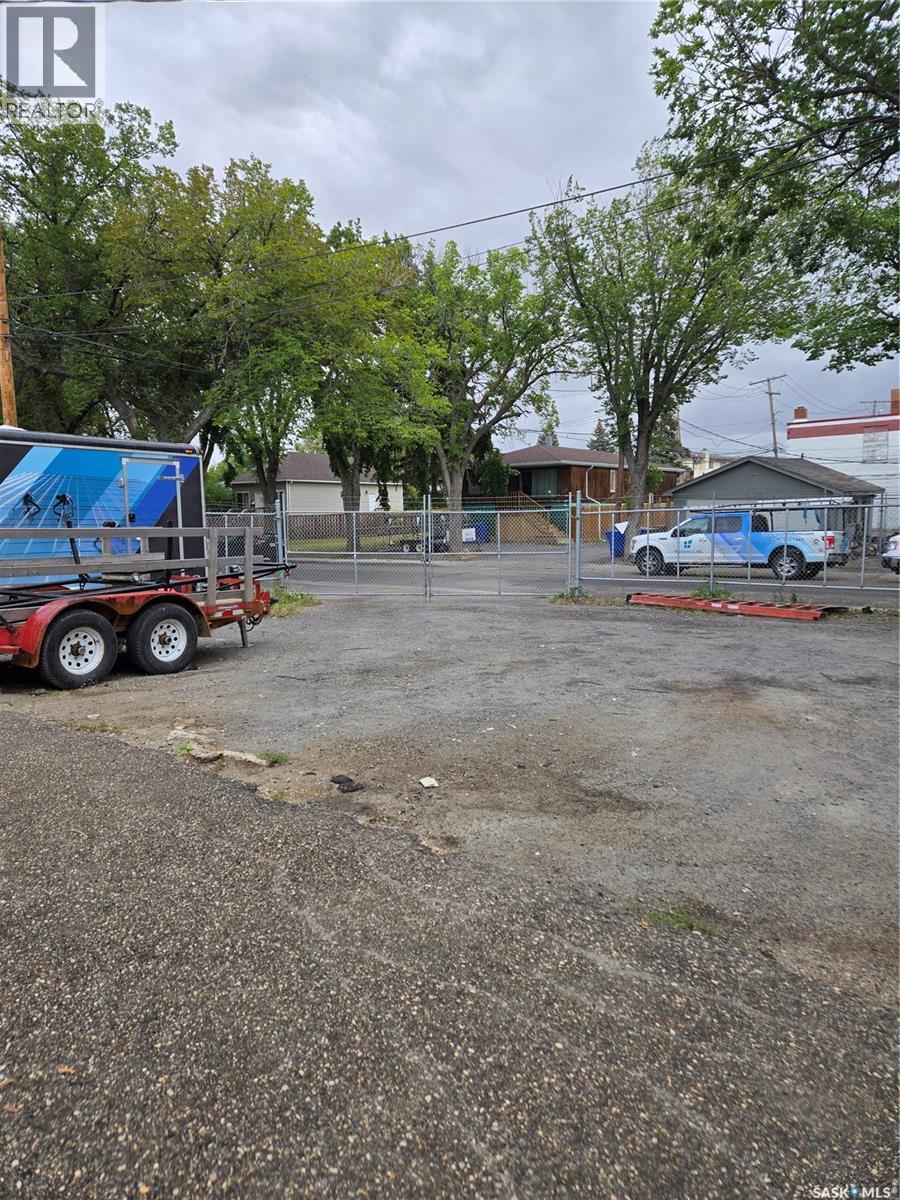 Photo 8 of 2802 Dewdney Avenue, Regina SK