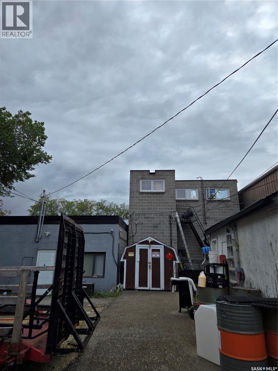 Photo 4 of 2802 Dewdney Avenue, Regina SK