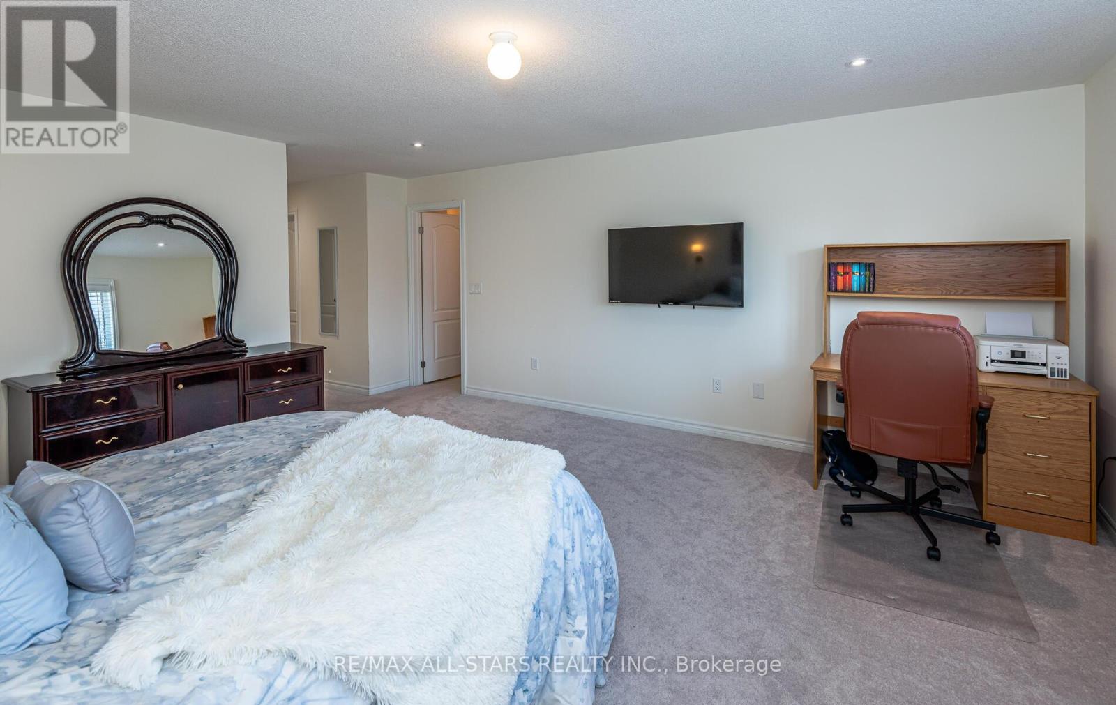 Photo 2 of 65 Cliff Thompson Court, Georgina ON