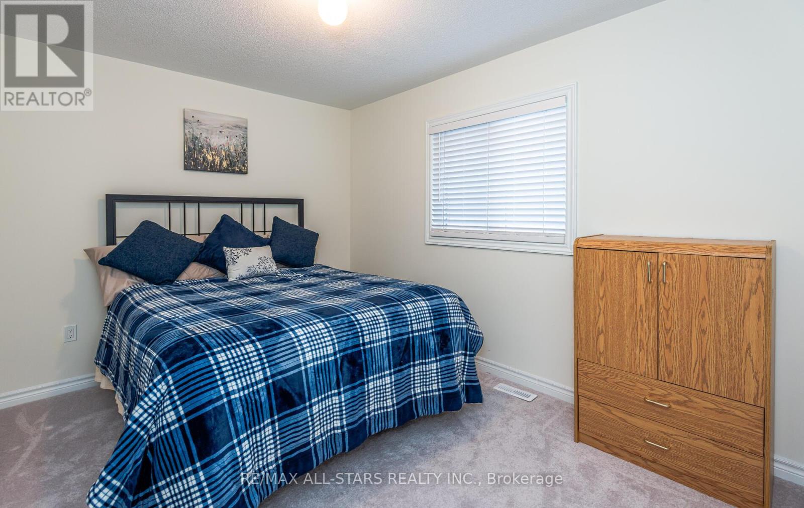 Photo 5 of 65 Cliff Thompson Court, Georgina ON