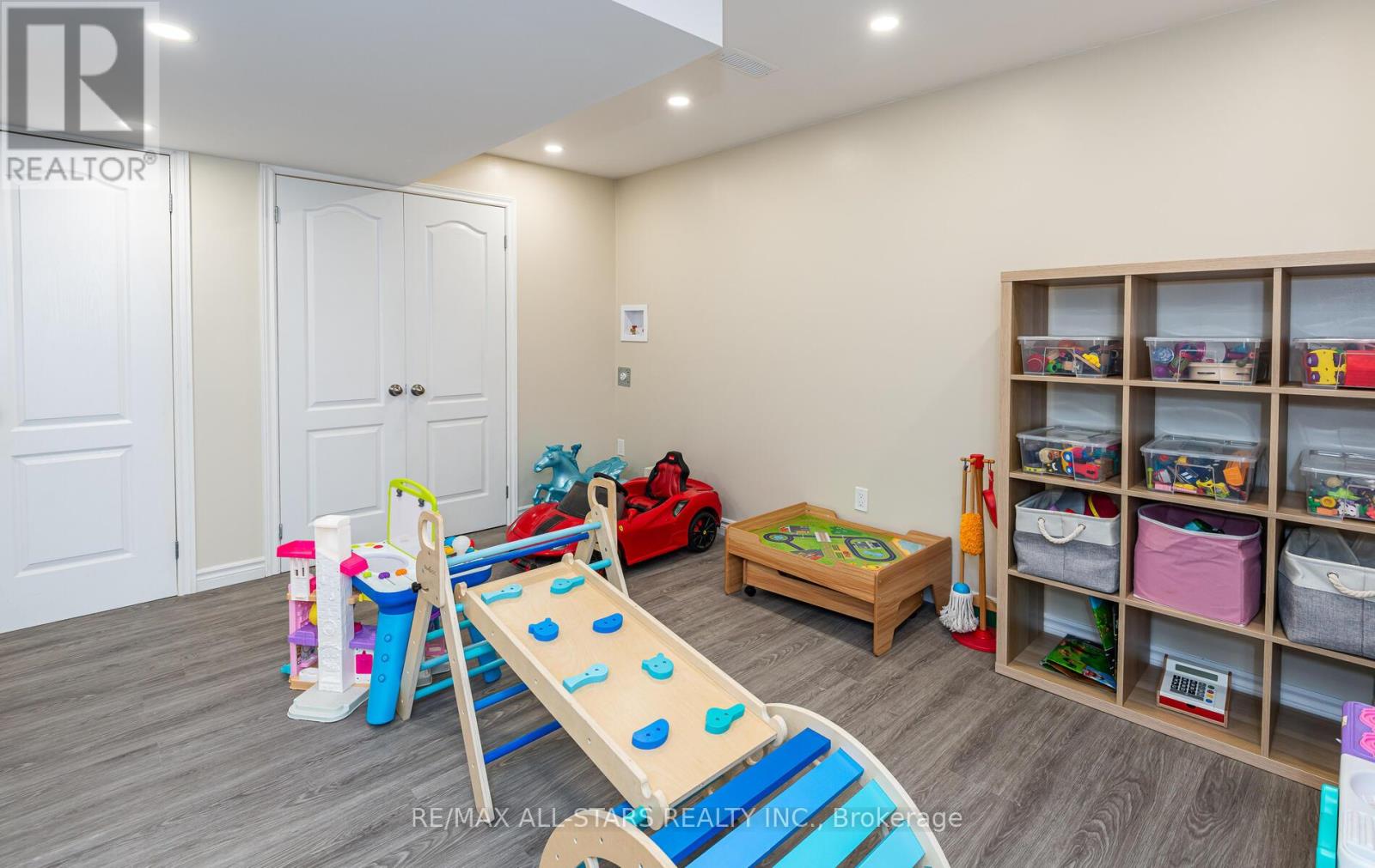 Photo 12 of 65 Cliff Thompson Court, Georgina ON