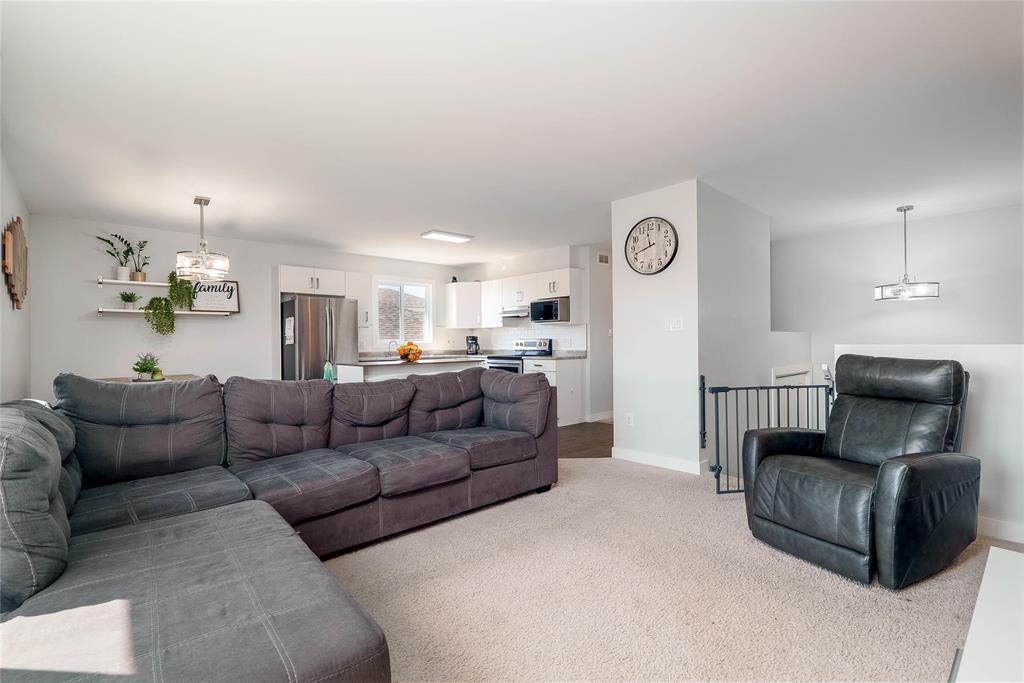Photo 4 of 22 Cresccentwood Drive, Steinbach MB
