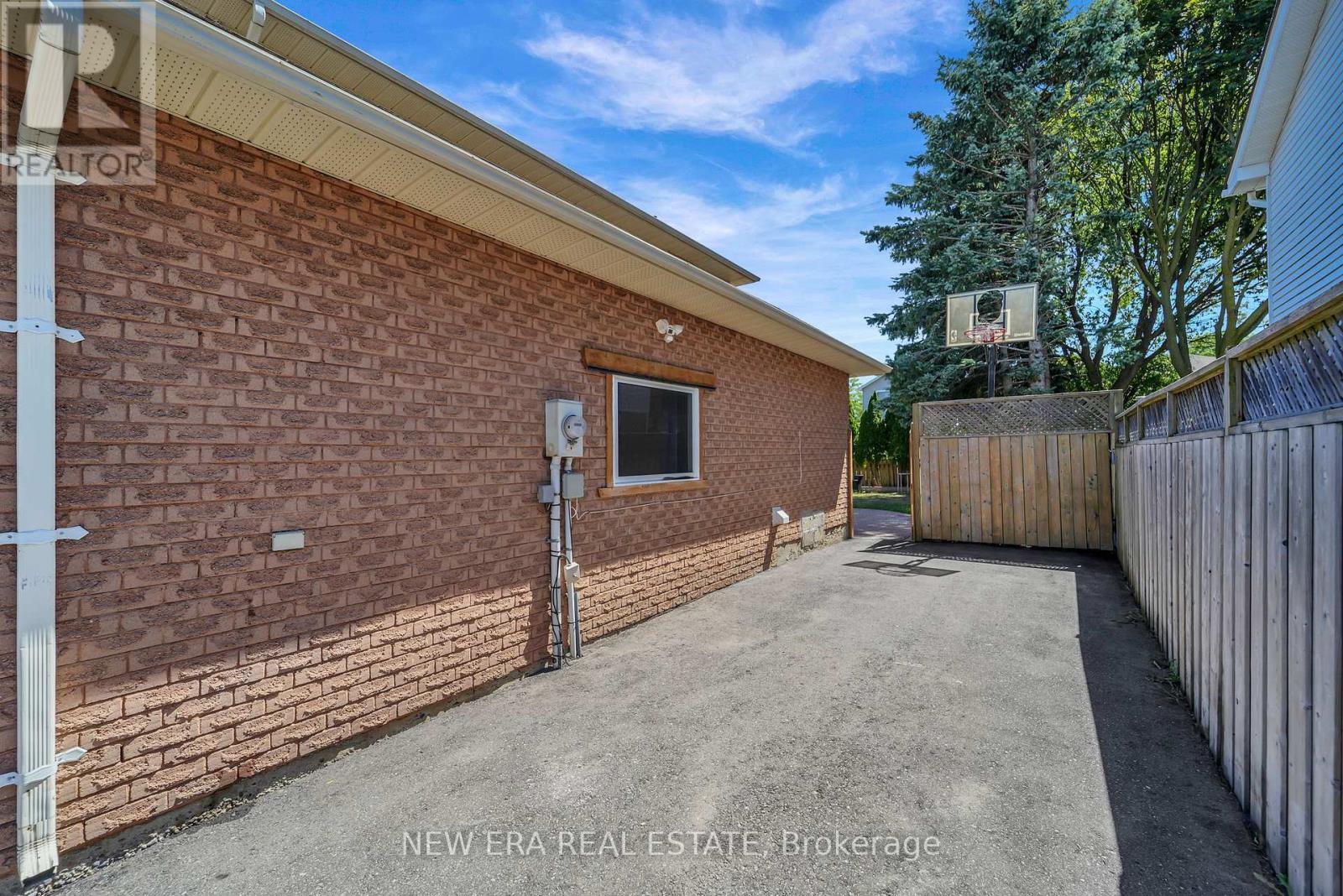 Photo 31 of 19 Glenabbey Drive, Clarington ON