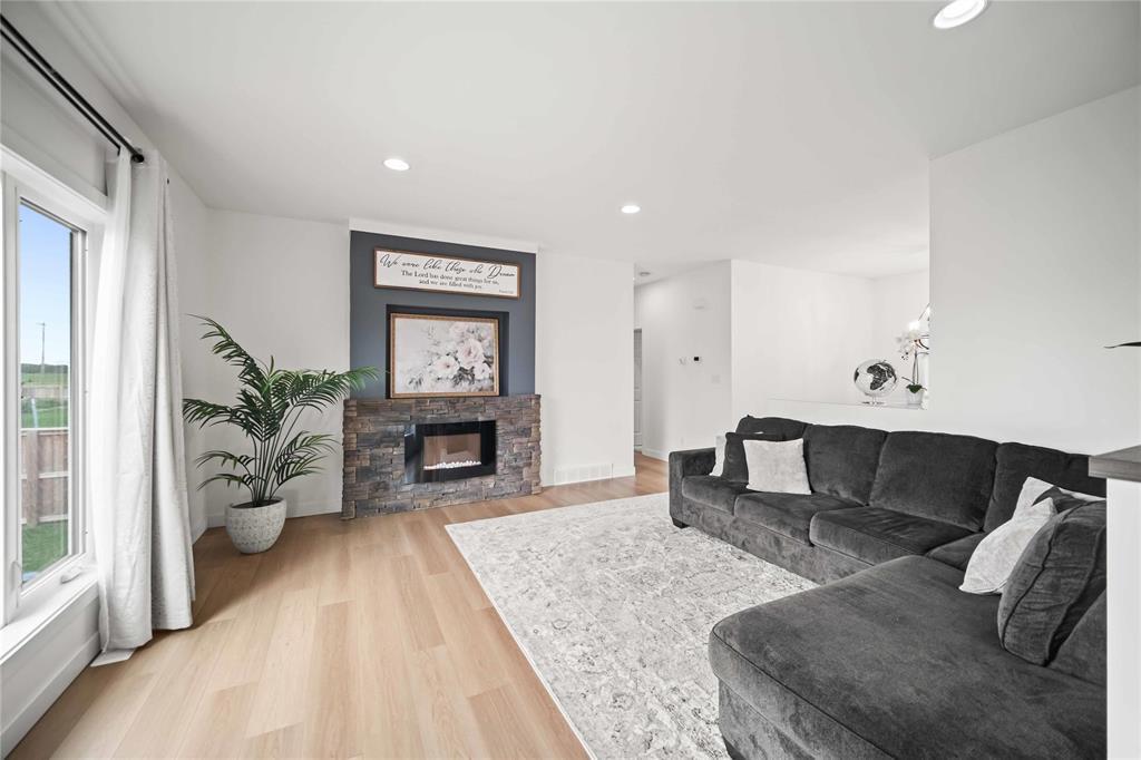 Photo 5 of 20 Burntwood Drive, Mitchell MB