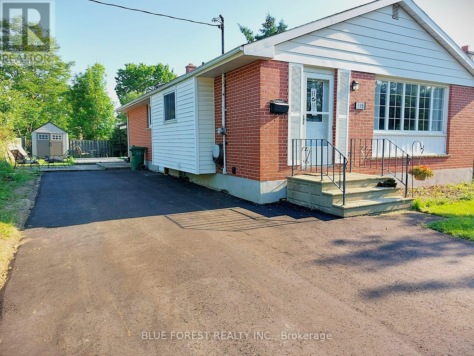 Photo 2 of 195 Myrtle Street, St Thomas ON