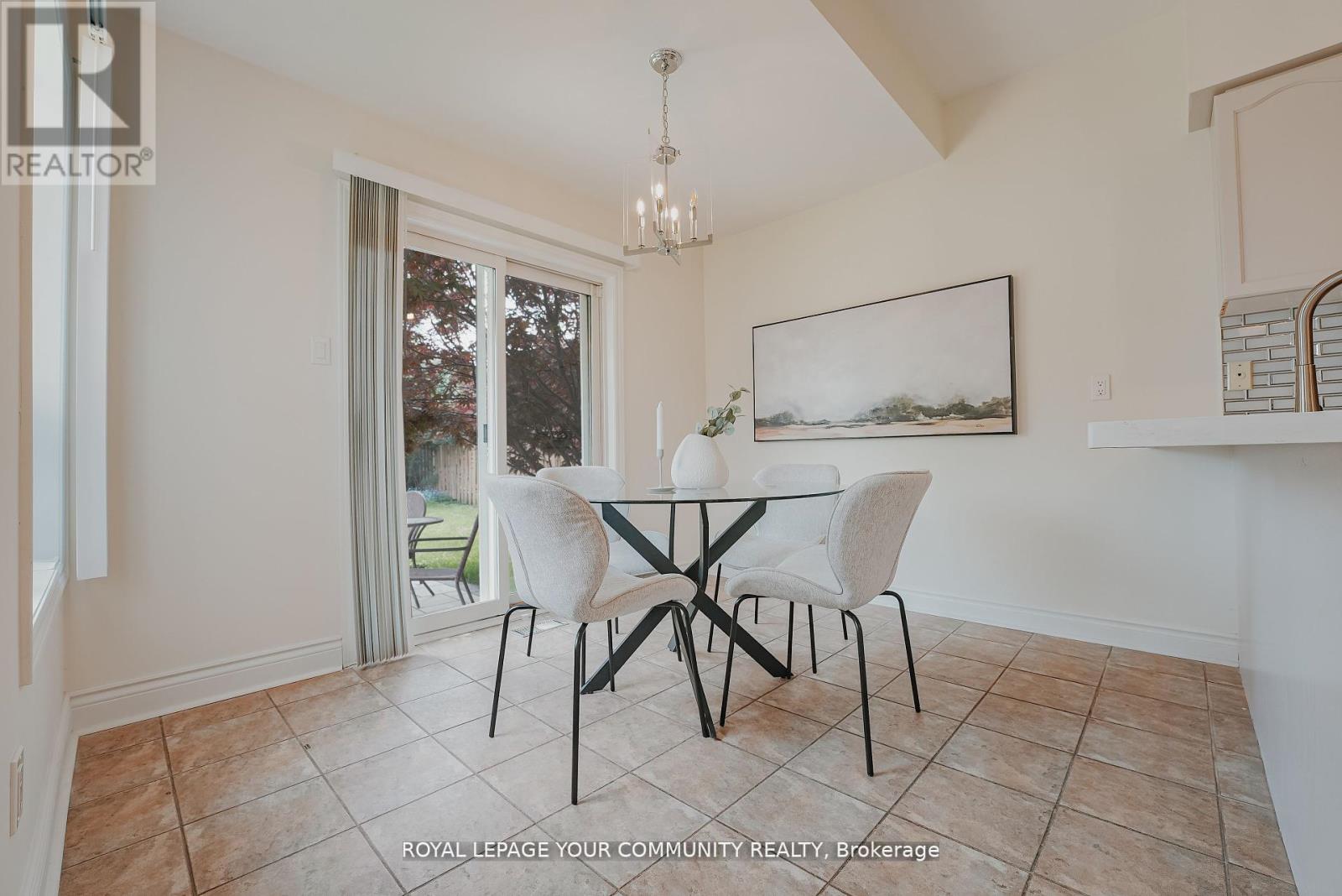 Photo 17 of 550 Greig Circle, Newmarket ON