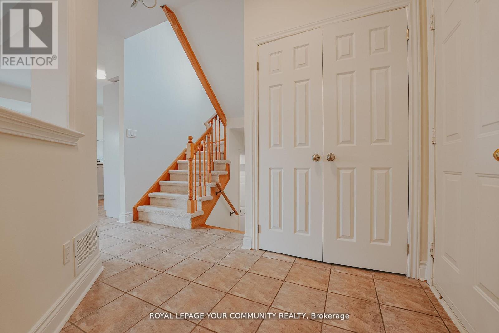 Photo 18 of 550 Greig Circle, Newmarket ON