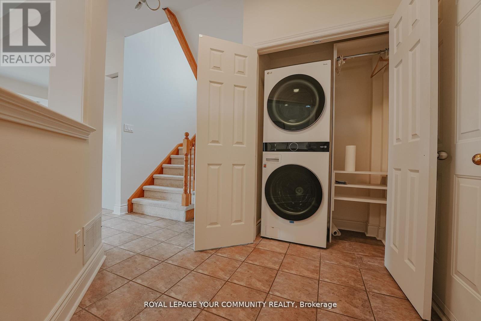 Photo 19 of 550 Greig Circle, Newmarket ON