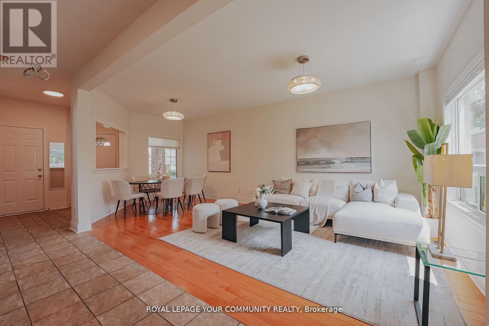 Photo 3 of 550 Greig Circle, Newmarket ON