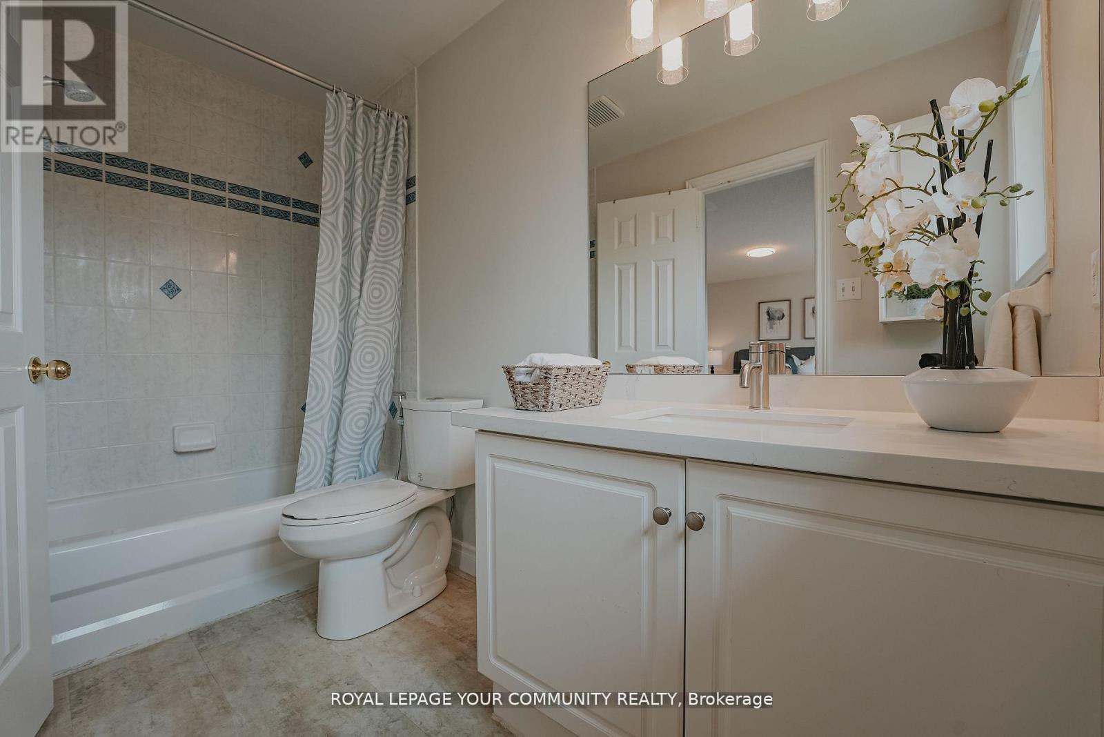 Photo 30 of 550 Greig Circle, Newmarket ON