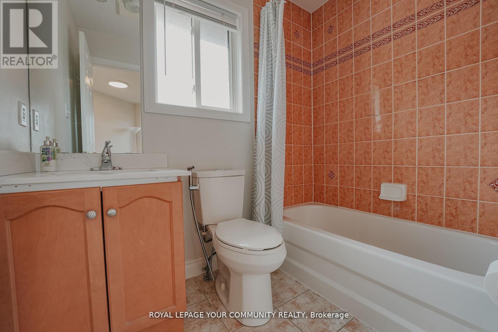 Photo 33 of 550 Greig Circle, Newmarket ON