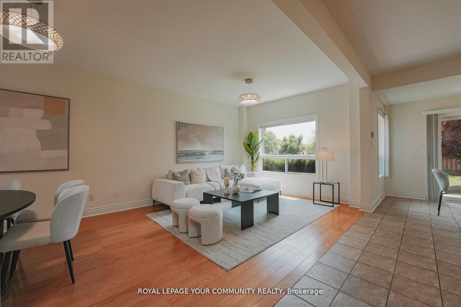 Photo 6 of 550 Greig Circle, Newmarket ON