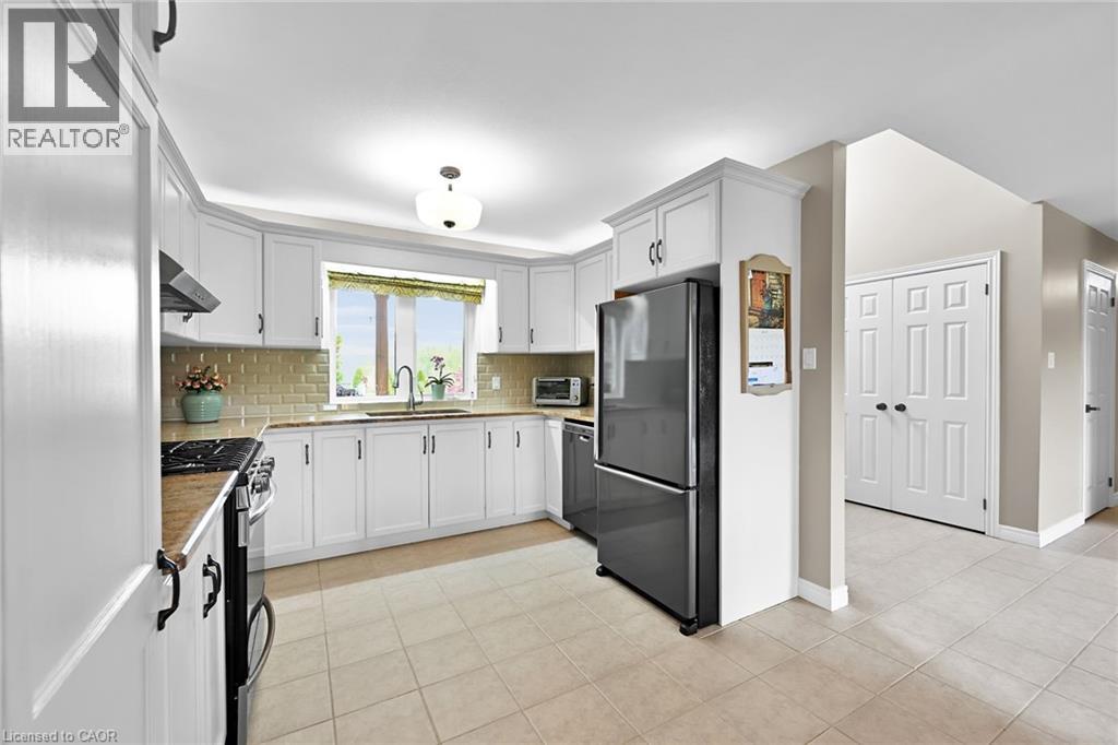 Photo 14 of 390 Mountain Road, Grimsby ON