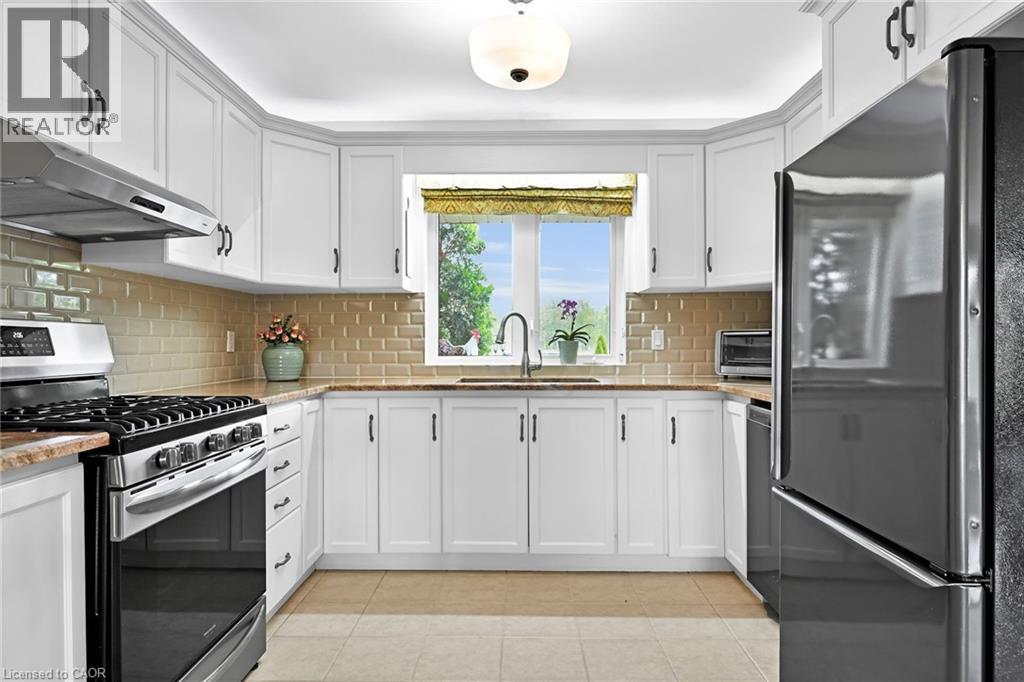 Photo 15 of 390 Mountain Road, Grimsby ON