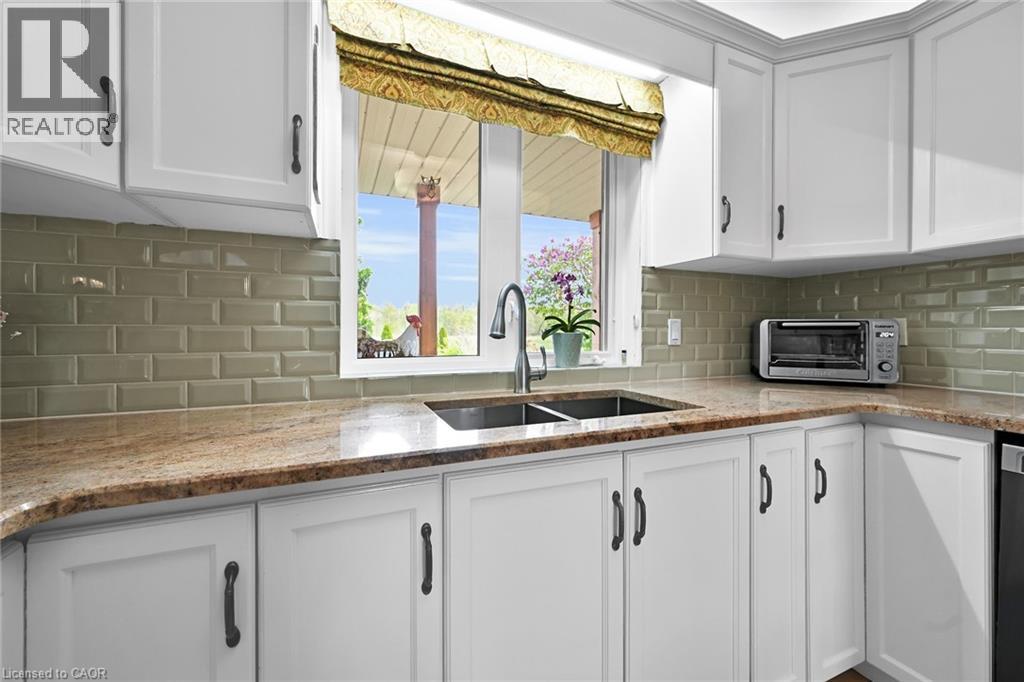 Photo 16 of 390 Mountain Road, Grimsby ON
