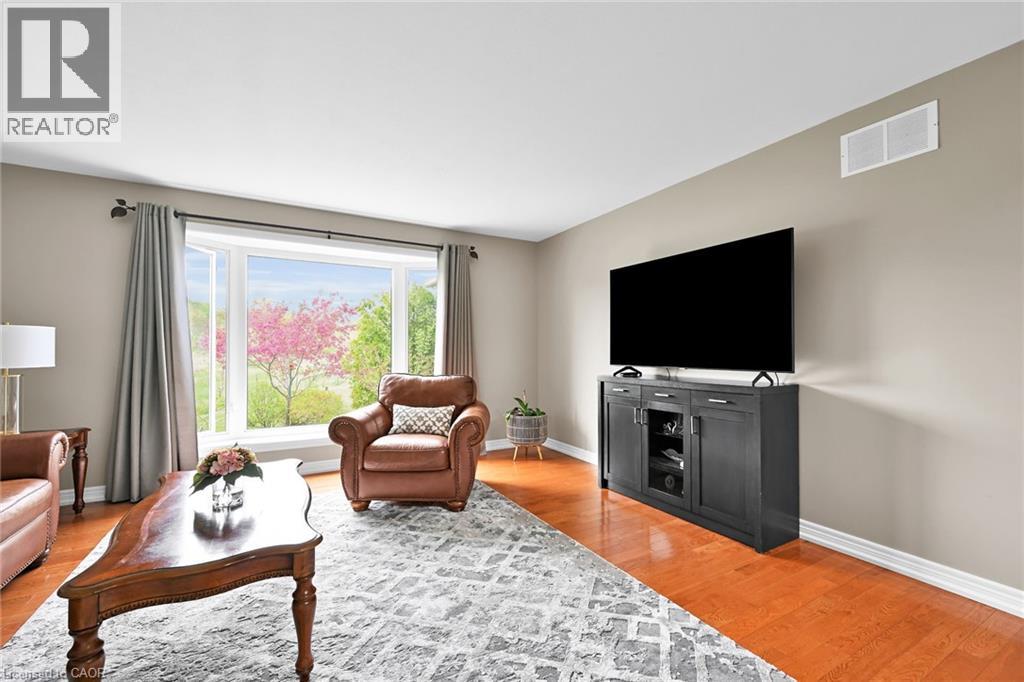 Photo 7 of 390 Mountain Road, Grimsby ON