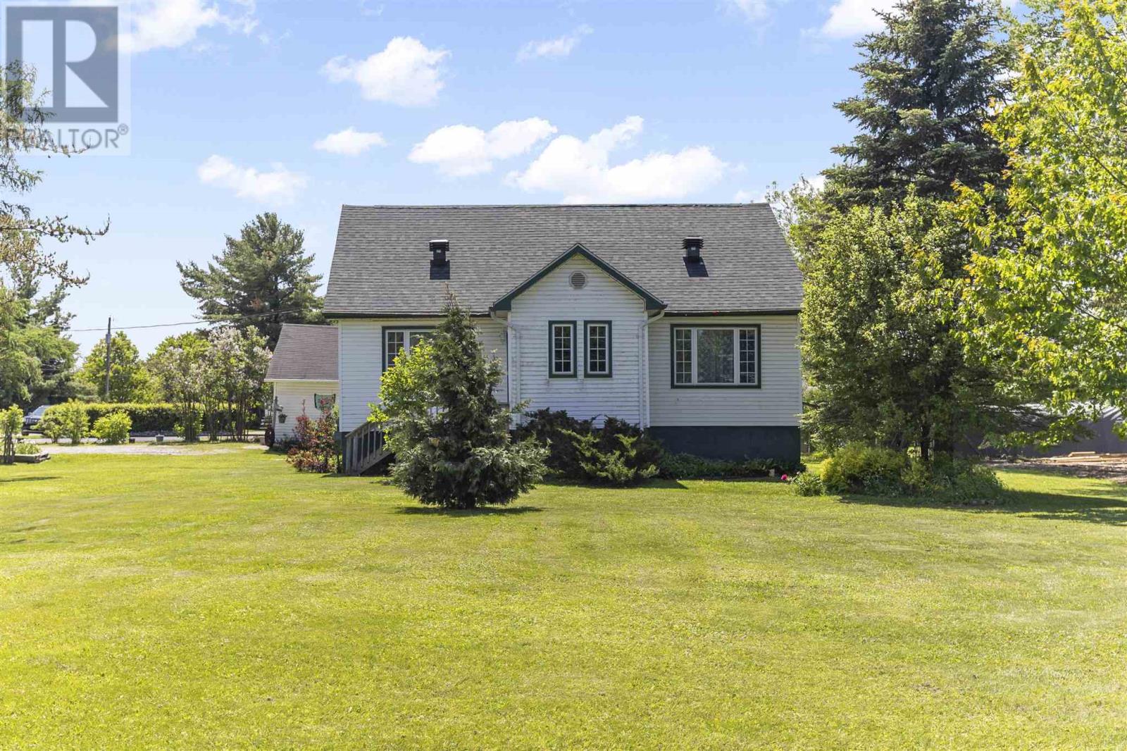 Photo 2 of 441 Laurier Ave, Sault Ste Marie ON