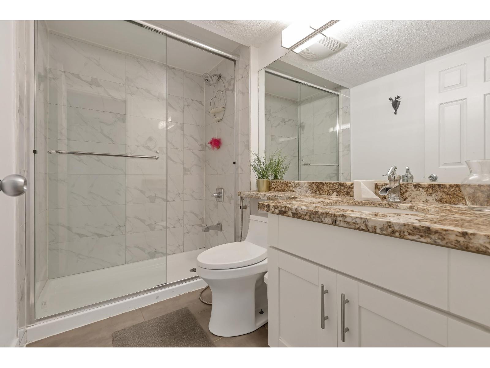 Photo 13 of 10418 Fraserglen Dr, Surrey BC