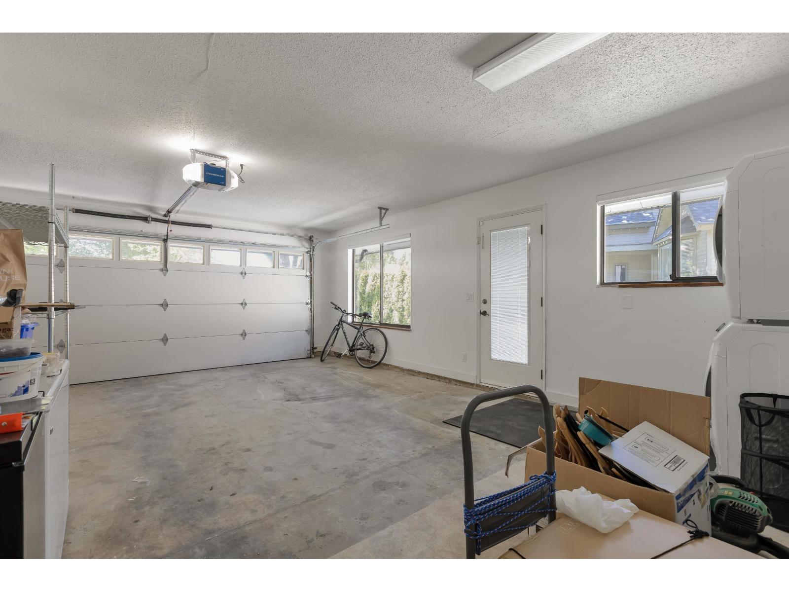 Photo 15 of 10418 Fraserglen Dr, Surrey BC