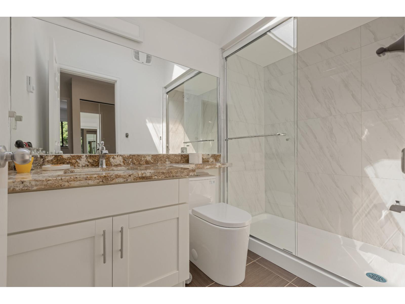 Photo 23 of 10418 Fraserglen Dr, Surrey BC
