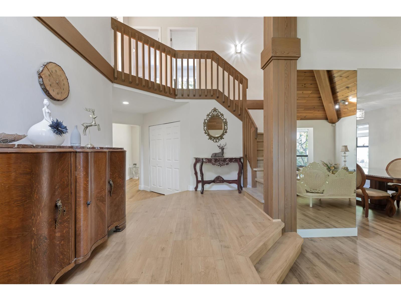 Photo 5 of 10418 Fraserglen Dr, Surrey BC