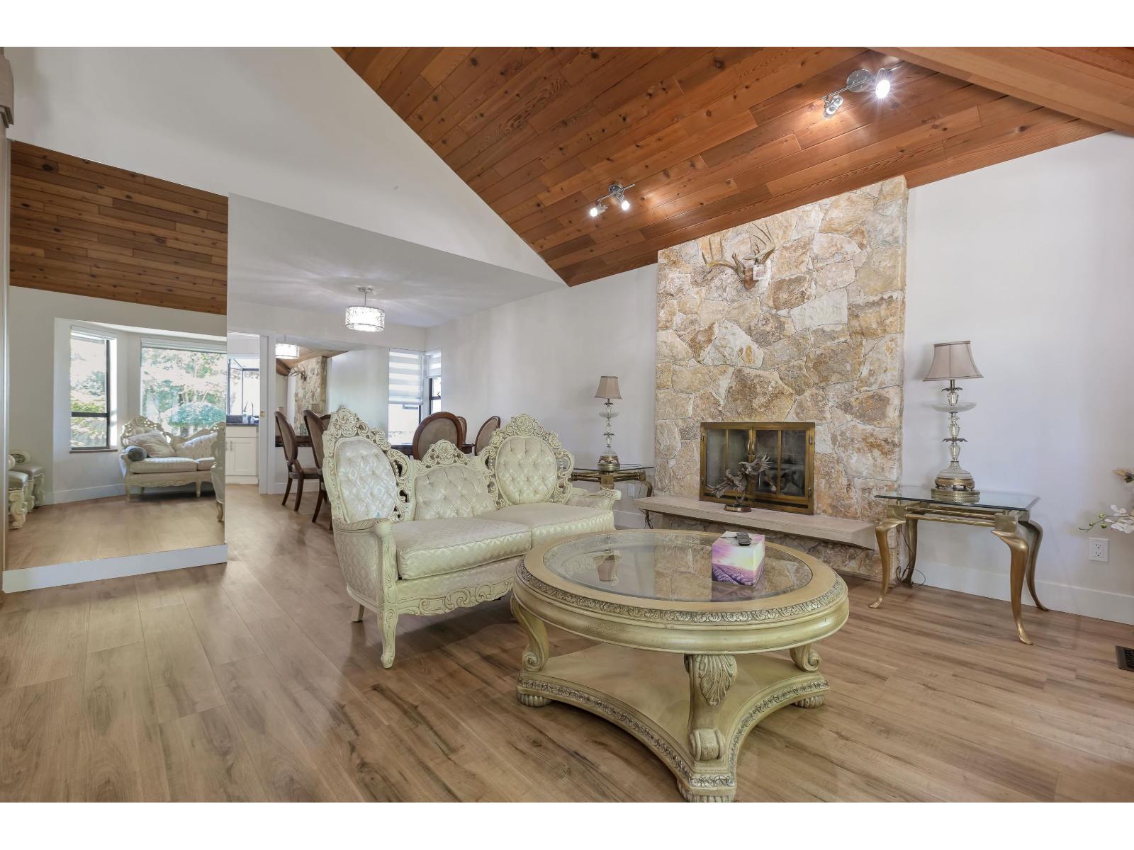 Photo 6 of 10418 Fraserglen Dr, Surrey BC