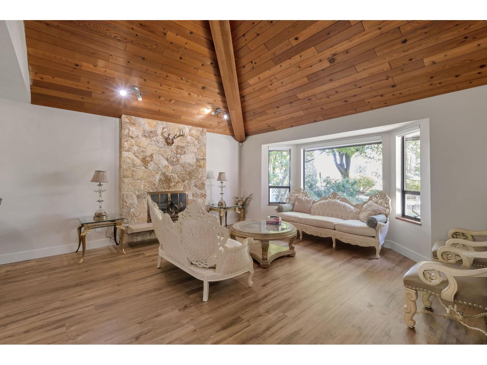 Photo 7 of 10418 Fraserglen Dr, Surrey BC