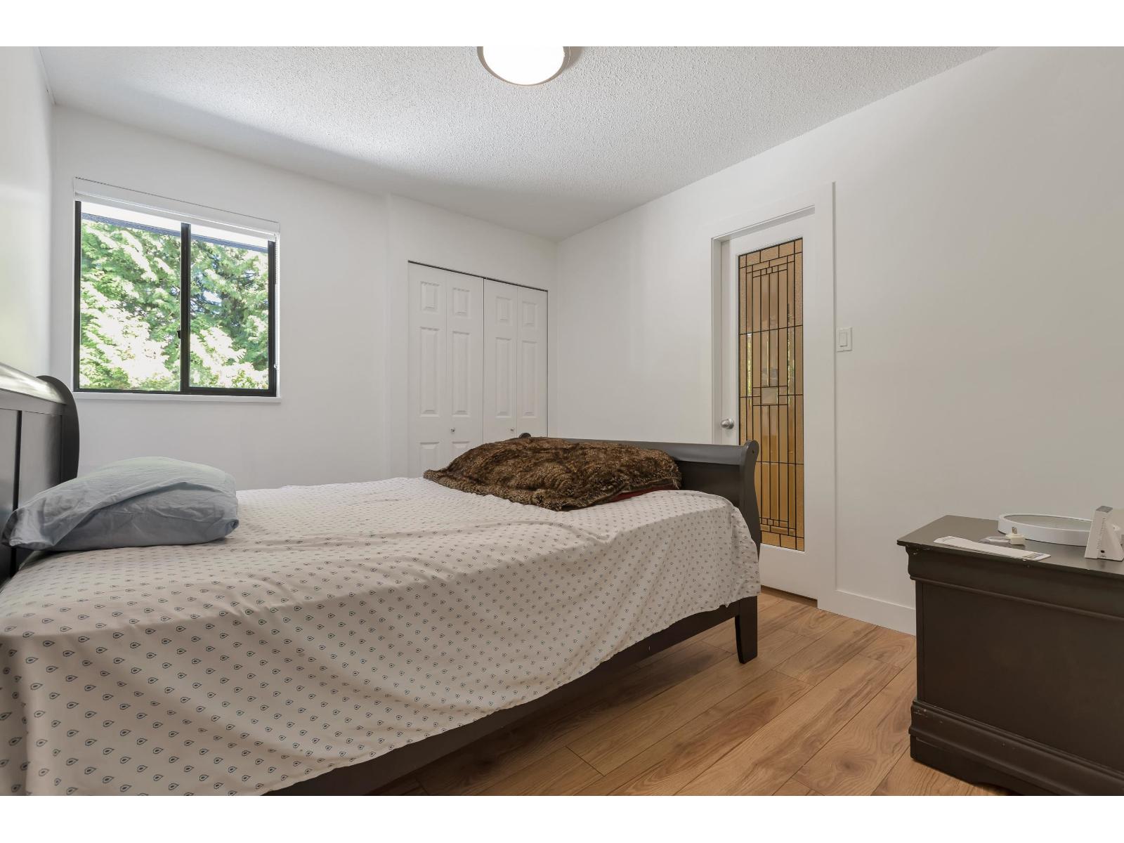 Photo 11 of 10418 Fraserglen Dr, Surrey BC