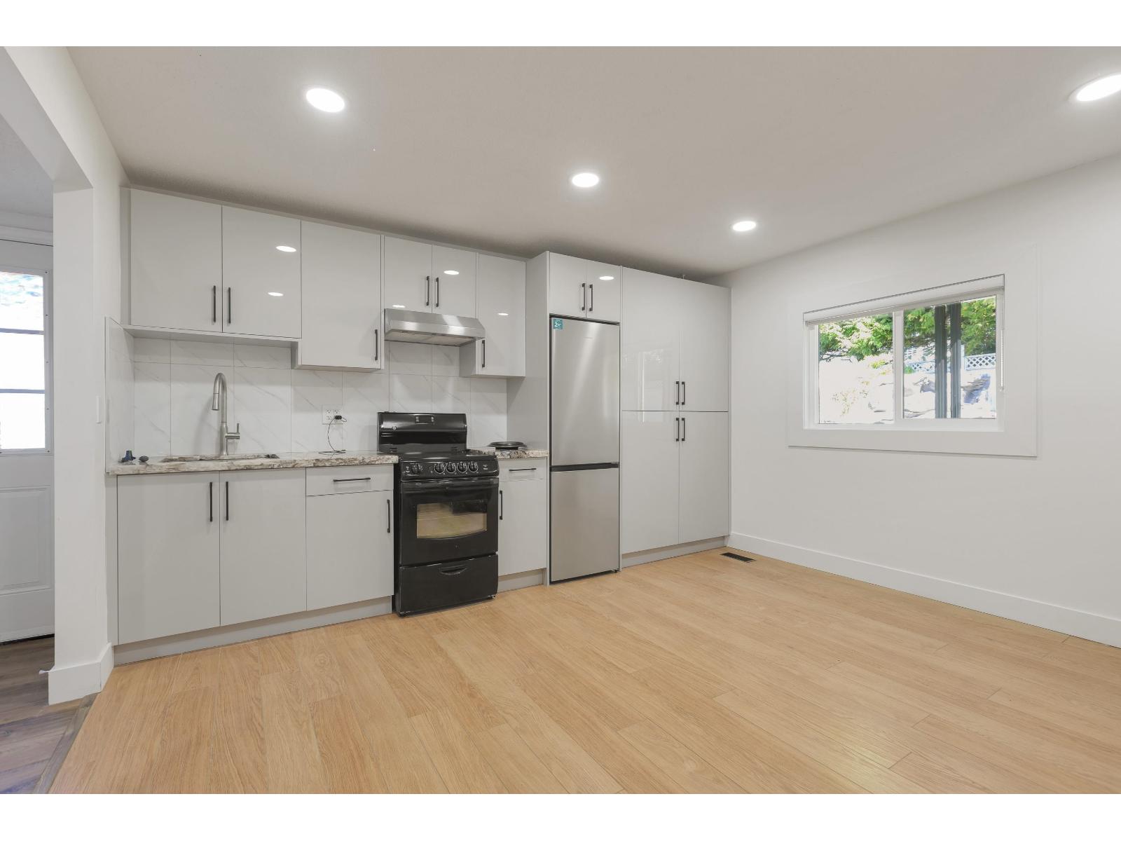 Photo 14 of 10418 Fraserglen Dr, Surrey BC