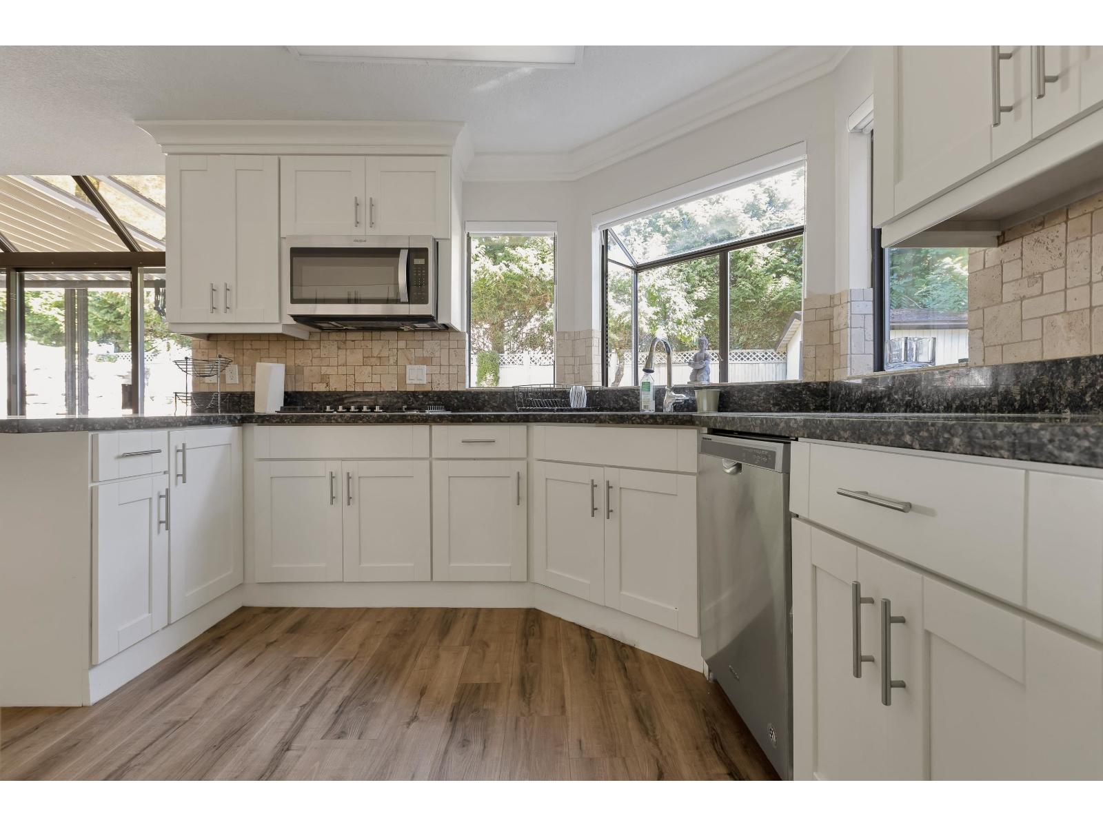 Photo 8 of 10418 Fraserglen Dr, Surrey BC