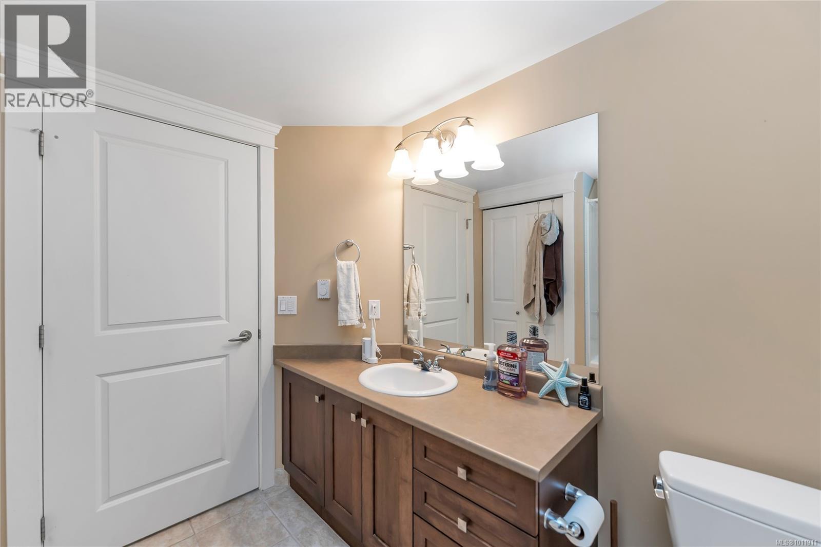 Single Family House for Sale in   Heatherdale Lane Heatherdale Estates Saanich 