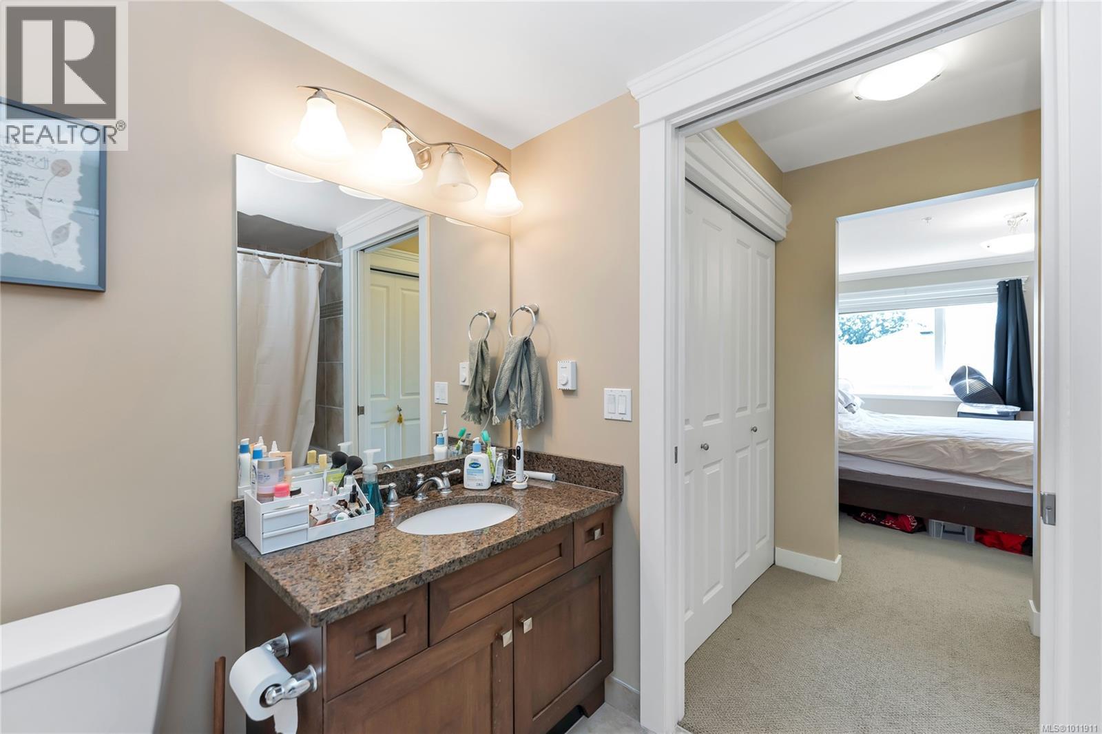 Single Family House for Sale in   Heatherdale Lane Heatherdale Estates Saanich 