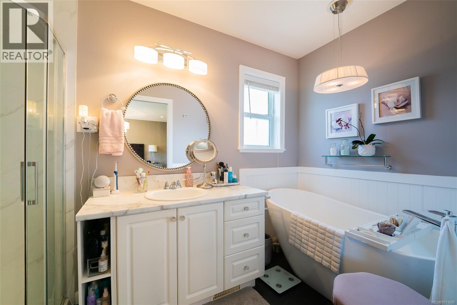 Photo 9 of 5320 Kenwill Dr, Nanaimo BC